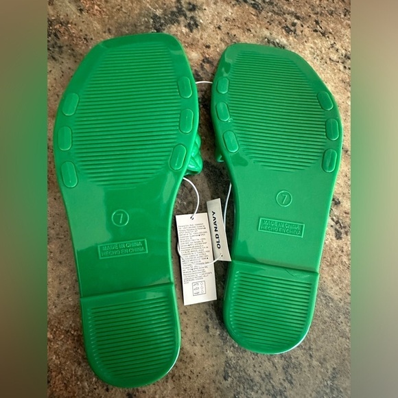 Old navy bright green slides size 7 - Picture 4 of 6